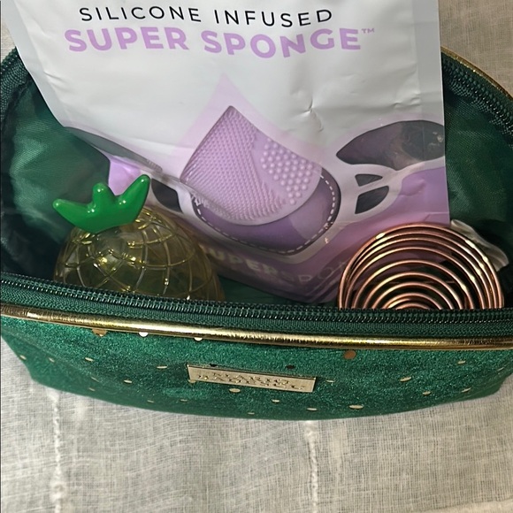Mario Badescu Green Velvet Bag with Gold Dots Bundled with MakeUp Sponges Travel - Picture 14 of 14